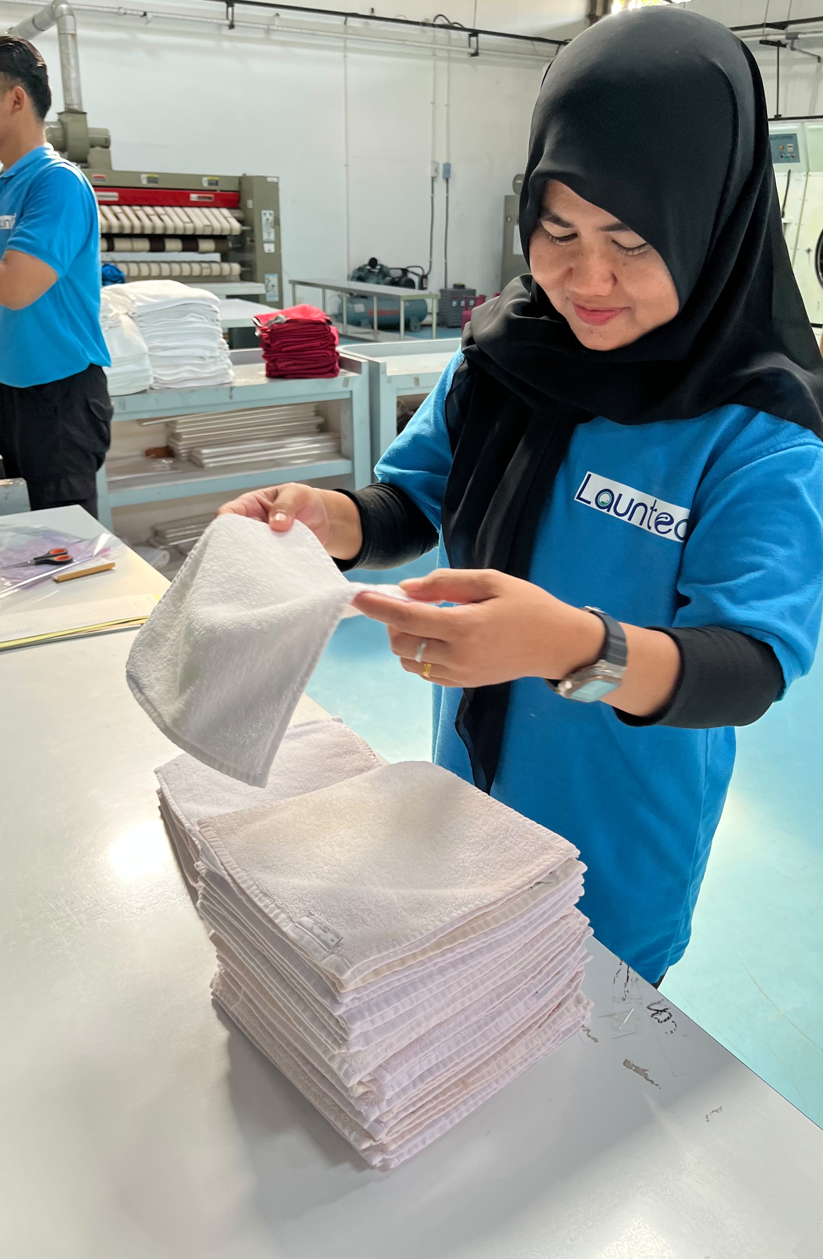 Quality Control dan Lipat Handuk Launtec